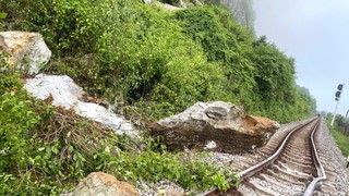 Đá lăn gây ách tắc đường sắt Bắc - Nam qua Quảng Trị