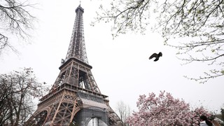 Pháp khắc tên 72 nữ học giả xuất chúng lên tháp Eiffel