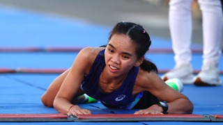 Chân chạy nữ hàng đầu Việt Nam bò qua vạch đích để giành vị trí á quân ở giải Marathon quốc gia