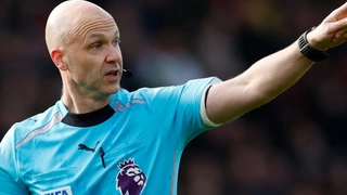 CĐV Arsenal nổi giận vì trọng tài sinh tại Manchester cầm còi trận 'chung kết' Ngoại hạng Anh