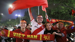 CĐV tràn ra đường ăn mừng chiến tích lịch sử của U23 Việt Nam