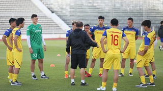 Văn Hậu được HLV Park Hang Seo hỏi thăm sau cái tát của hậu vệ Thái Lan