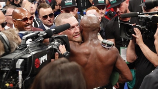 Phát sốt với chùm ảnh chế 'tình cảm' giữa Mayweather và McGregor