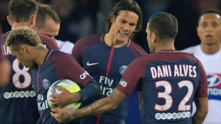 ẢNH CHẾ: ‘Tranh bóng với Cavani như tranh bạn gái, Neymar hẳn đang nhớ Messi’