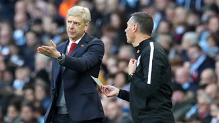 'Wenger đã sai khi chỉ trích Sterling, lẽ ra Monreal còn đáng bị đuổi'