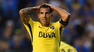 Carlos Tevez dính chấn thương hi hữu khi vào tù thăm anh trai