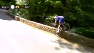 Cua-rơ lao xuống vực vẫn đạp 60km nữa để về đích ở Tour de France