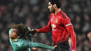 Tình huống Fellaini kéo tóc Guendouzi gây sốt trên mạng xã hội