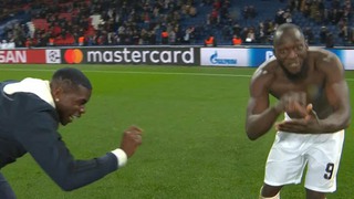 CĐV hả hê với màn ăn mừng của Pogba và Lukaku sau khi lội ngược dòng trước PSG