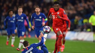 Alphonso Davies: Ngôi sao của Bayern Munich vụt sáng từ trong vũng lầy tị nạn