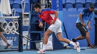 Thất bại ở Olympic 2021, Djokovic đập gẫy vợt và ném lên khán đài