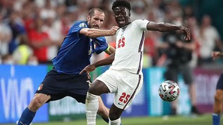 Tràn ngập ảnh chế Chiellini kéo áo Saka, ngăn ‘bóng đá trở về nhà’