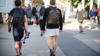 Đây là lý do nam sinh Pháp mặc váy đến trường hôm nay