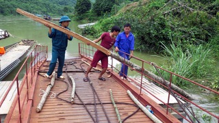 Điều thuyền chở khách miễn phí sau khi cầu phao Bắc Danh bị đứt cáp