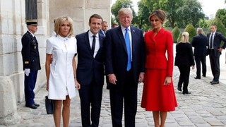 Trang phục 'nữ y tá' của Đệ nhất phu nhân Pháp Macron gây tranh cãi