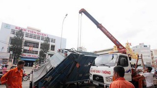 Hỗ tử thần nuốt trọn xe rác nặng 6,5 tấn trên đường phố TP HCM
