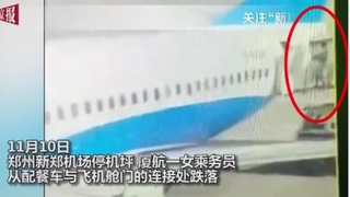 VIDEO: Nữ tiếp viên hàng không rơi khỏi máy bay