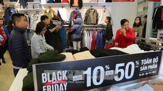 Nhộn nhịp không khí mua hàng tại Hà Nội ngày Black Friday