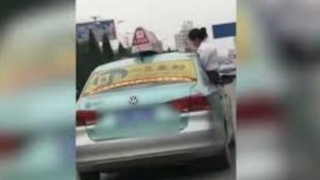 Cô bé ngồi làm bài tập trên nóc taxi khi bố đang phóng xe như bay