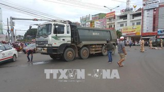 Thiếu quan sát, xe ben cán nát xe máy làm một phụ nữ chết thảm