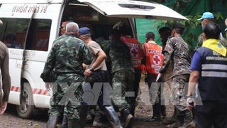 Giải cứu đội bóng Thái Lan: Vì sao các thành viên được giải cứu chưa được gặp người thân?