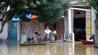 Bùi Xá, Xuân Mai, Hà Nội vẫn ngập trong nước lũ