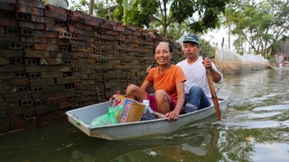 Ngập úng kéo dài, người dân Chương Mỹ chèo thuyền đi nhận hàng cứu trợ