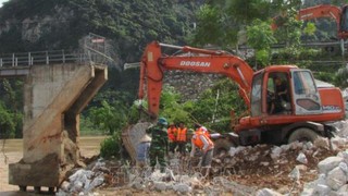 Cầu Chôm Lôm, Nghệ An sập xuống sông trong dòng nước lũ