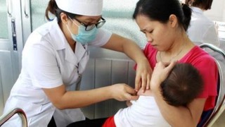 Các phụ huynh cần chủ động đưa trẻ đi tiêm phòng vắc-xin phòng bệnh sởi