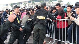 Ngẫm từ việc việc mua bán vé AFF Cup: 'Những người sống vì mọi người'