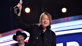 Keith Urban lần đầu giành giải ACM Nghệ sĩ của năm: Chạm tới đỉnh cao ở tuổi 51