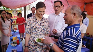 Công chúa kế vị Thụy Điển thích thú với món bún bò đường phố ở Hà Nội