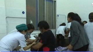 VIDEO: Hơn 100 người nhập viện sau khi đi ăn cưới ở Lâm Đồng