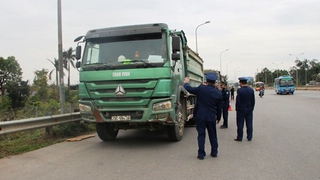 Ghi hình 'phạt nguội' xe cơi nới thành thùng chở quá tải