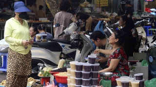 Hình ảnh người Thủ đô tất bật đi chợ mua sắm đón Tết Đoan Ngọ
