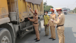 Xe quá tải, cơi nới thành thùng không có 'cửa' đi vào đường cao tốc