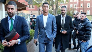 Cặp song sinh làm vệ sĩ cho Ronaldo