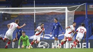 Chelsea: Hàng công xây, hàng thủ phá