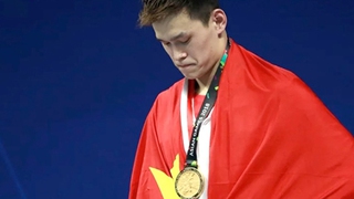 'Bad Boy' Sun Yang gây tranh cãi với màn dùng cờ che logo nhà tài trợ