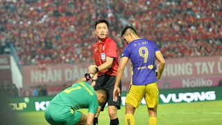 Trọng tài V-League: Khi 'Bụt... chùa người thiêng'