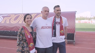 Fan Roma cầu hôn bạn gái trước mặt Mourinho