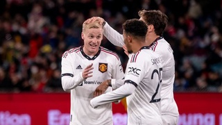 Ten Hag cũng không cứu nổi Van de Beek