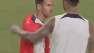 Ramos tắc bóng, Messi lườm mắt nổi giận