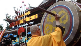 Những hình ảnh đông đúc ngày khai hội chùa Hương