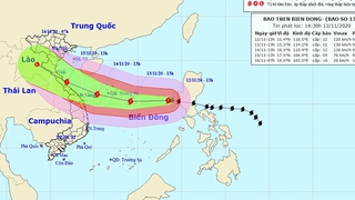 Đêm 12/11, vùng gần tâm bão số 13 có gió giật cấp 15