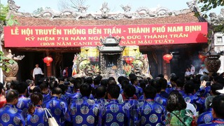 Du khách đeo khẩu trang khi đến đền Trần Nam Định đầu năm mới