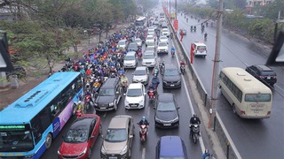 Nhiều tuyến đường cửa ngõ Thủ đô ùn tắc do người dân đổ về sau kỳ nghỉ Tết