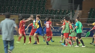 Cựu cầu thủ U23 Việt Nam lao vào sân 'cứu bồ' trong màn loạn đả trên sân Thống Nhất
