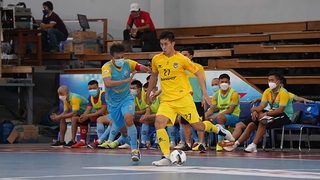 HY HỮU: Đội Khánh Hoà đeo khẩu trang thi đấu ở giải futsal VĐQG