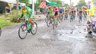 Tay đua 'sụp ổ gà, bay xuống ruộng' ở cuộc đua xe đạp Đồng bằng sông Cửu Long 2017